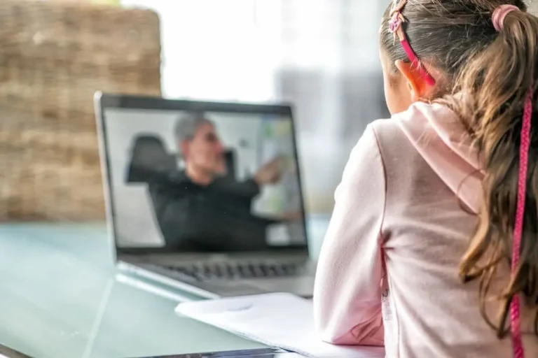 Dziewczynka przy laptopie podczas lekcji online